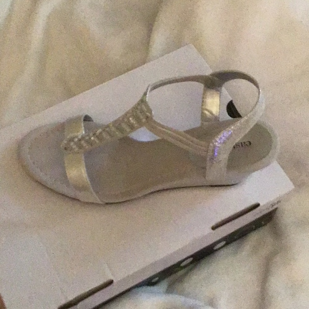 Women’s size 8.5 medium shoe still new